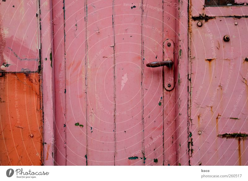 Tür zu! Haus Einfamilienhaus Hütte Mauer Wand Fassade Griff Türknauf Holz Metall Linie alt authentisch eckig einfach trist rosa schwarz Sicherheit Schutz Farbe