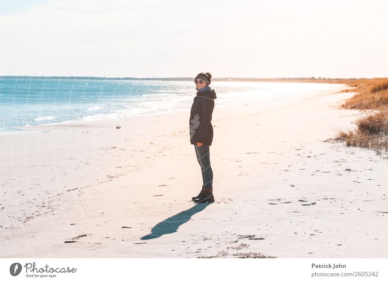 Herbststrand Ausflug Sonne Strand Meer wandern Frau Erwachsene 1 Mensch 30-45 Jahre Natur Wolkenloser Himmel Wetter Wellen Küste Ostsee Sonnenbrille Mütze blau