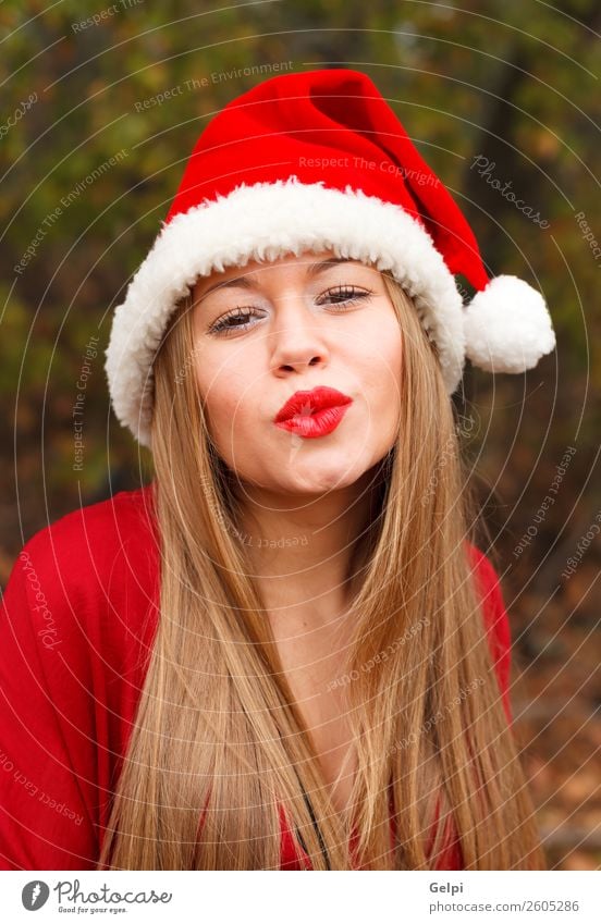 hübsches Mädchen Lifestyle Freude Glück schön Gesicht ruhig Winter Weihnachten & Advent Mensch Frau Erwachsene Lippen Natur Nebel Park Wald Mode Hut blond