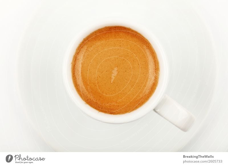 Nahaufnahme Espressotasse über Weiß direkt darüber Frühstück Kaffeetrinken Getränk Heißgetränk Becher heiß braun weiß Crema Bierschaum Schaum Ristretto