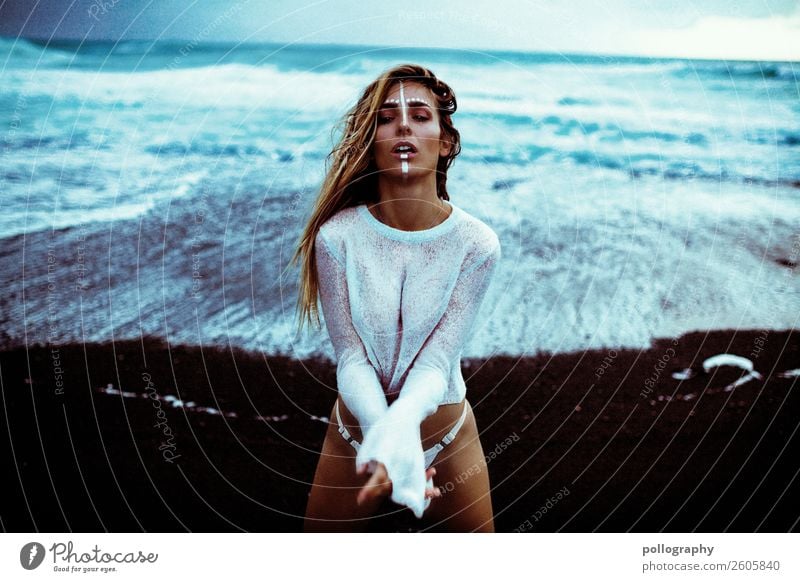 Ocean Lifestyle Stil schön Körper feminin Frau Erwachsene 1 Mensch 18-30 Jahre Jugendliche Natur Wasser Wind Meer Mode T-Shirt blond langhaarig stehen