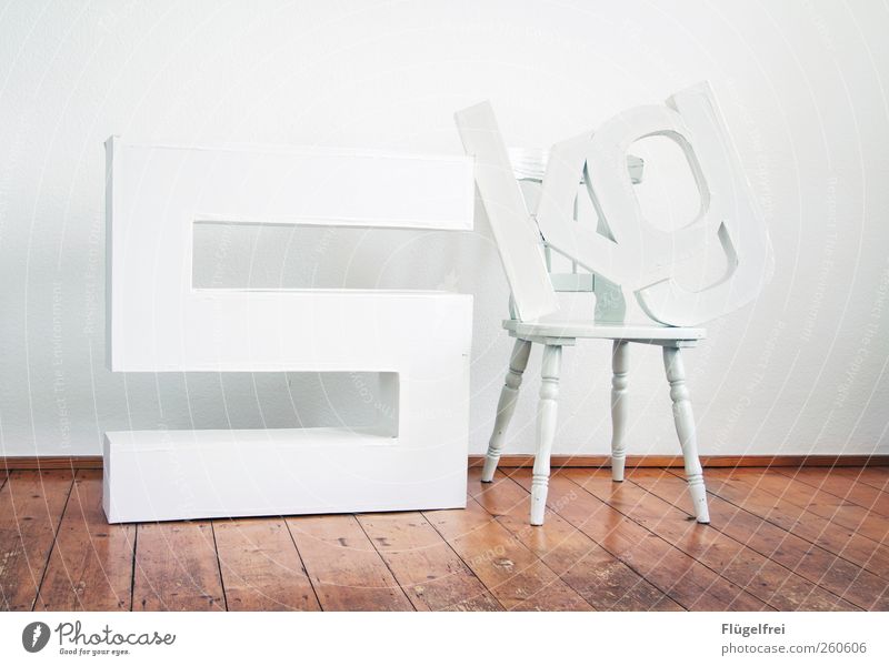 5kg Stuhl Kunst stehen Zahl Gewicht Holzboden Parkett Dekoration Papier Pappe Design weiss Hölle gestapelt zeichen Typografie raum Zimmer Zauberstab Kreativität