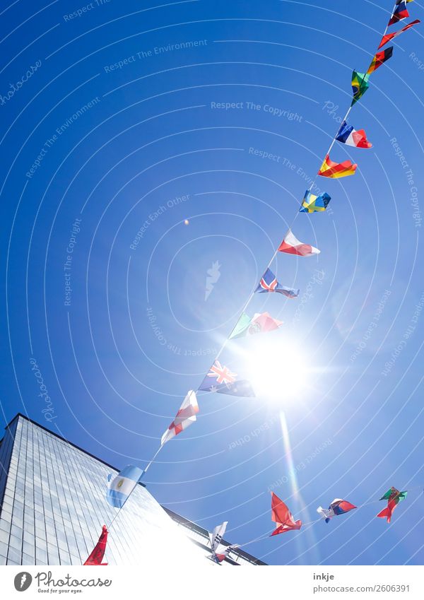 Fähnchen im Wind 1 Wolkenloser Himmel Sonnenlicht Schönes Wetter Stadt Menschenleer Hochhaus Dekoration & Verzierung Fahne Girlande Nationalflagge international