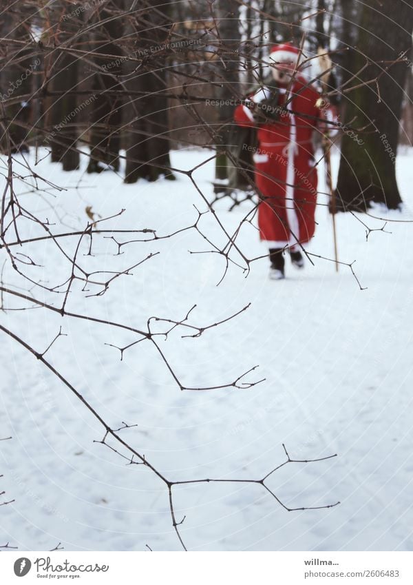 Der Weihnachtsmann im Winterwald Weihnachten & Advent Männlicher Senior Mensch Schnee Wald gehen kommen Vorderansicht Nikolaus Weihnachtsmannmantel Mantel rot