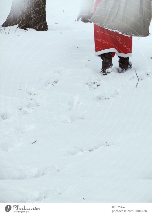Der Weihnachtsmann Sack Stiefel Schnee Mensch Weihnachten & Advent Winter gehen Dienstleistungsgewerbe Überraschung Außenaufnahme Rückansicht Nikolaus