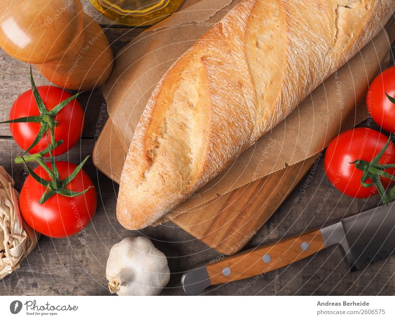 Rustikales Baguette mit Gewürzen und frischen Tomaten Brot Brötchen Kräuter & Gewürze Mittagessen Bioprodukte Vegetarische Ernährung Gesunde Ernährung lecker
