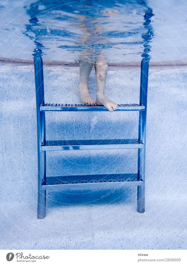 Treppe eines Pools mit Jungenbeinen Schwimmbad Schwimmen & Baden Freizeit & Hobby Ausflug Sport Wassersport Mensch maskulin Kind Beine 1 8-13 Jahre Kindheit