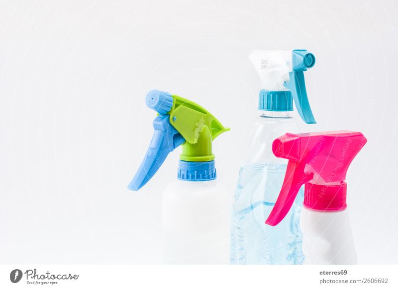 Reinigung von Sprühprodukten isoliert. Kopierbereich Sauberkeit Reinigen Produkt heimisch Kunststoff Haushalt Flasche antiseptisch Desinfektion Chemikalie