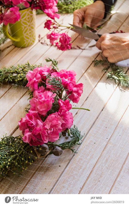 Florist Erstellen eines Holzkranzes mit Kiefernzweigen und Blume Basteln Dekoration & Verzierung Feste & Feiern Valentinstag Muttertag Erntedankfest