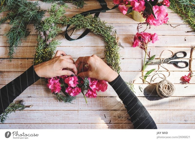 Florist bei der Arbeit: Erstellen eines Holzkranzes mit Blumen Dekoration & Verzierung Erntedankfest Weihnachten & Advent Silvester u. Neujahr