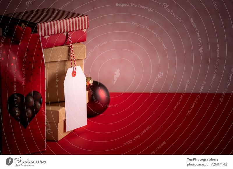 Geschenkstapel mit Etikett und Süßigkeitenbeutel Weihnachten & Advent Silvester u. Neujahr Geburtstag Liebe Tradition Weihnachtskugeln Frohe Weihnachten