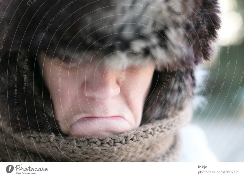 Ich will keinen Frost mehr!!! Lifestyle Erwachsene Leben Gesicht Winter Klima Eis Fell Schal Mütze Fellmütze frieren Kommunizieren Traurigkeit dunkel kalt