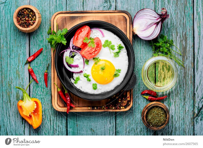 Schmackhaftes Spiegelei Ei Pfanne Morgen Frühstück gegrilltes Ei Lebensmittel gelb Mahlzeit Gesundheit gebraten Eigelb Protein Mittagessen Cholesterin Tisch