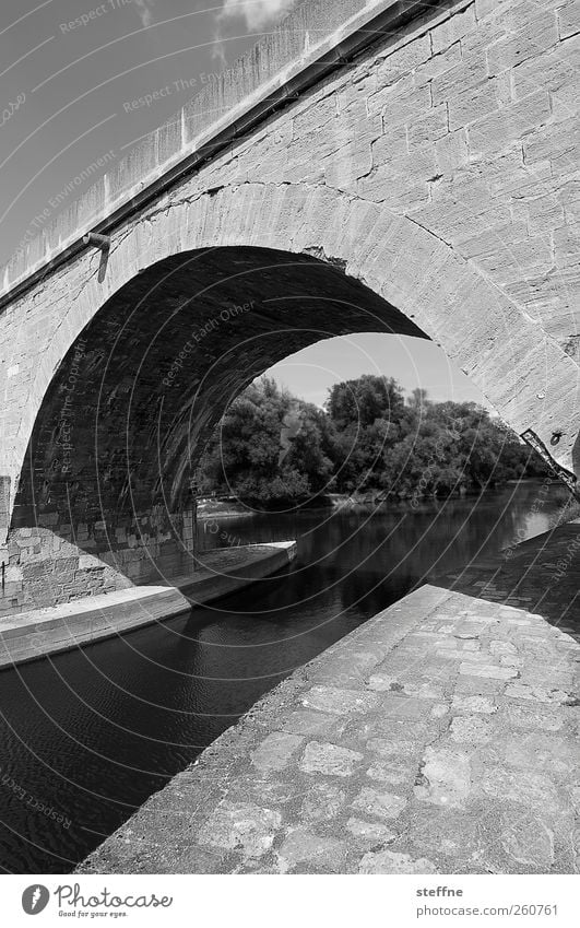 Schwarz-Weiß-Kanal bei Adobe Bridge Schönes Wetter Fluss Donau Regensburg Altstadt Sehenswürdigkeit Wege & Pfade Brücke Stein stark robust wehrhaft Bogen