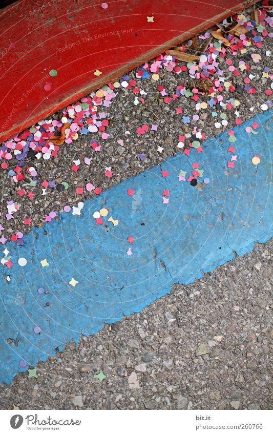 750 *Konfetti* Feste & Feiern Karneval Straße Wege & Pfade liegen rund blau mehrfarbig rot Freude Fröhlichkeit Lebensfreude Kreativität Kultur Tradition Holz