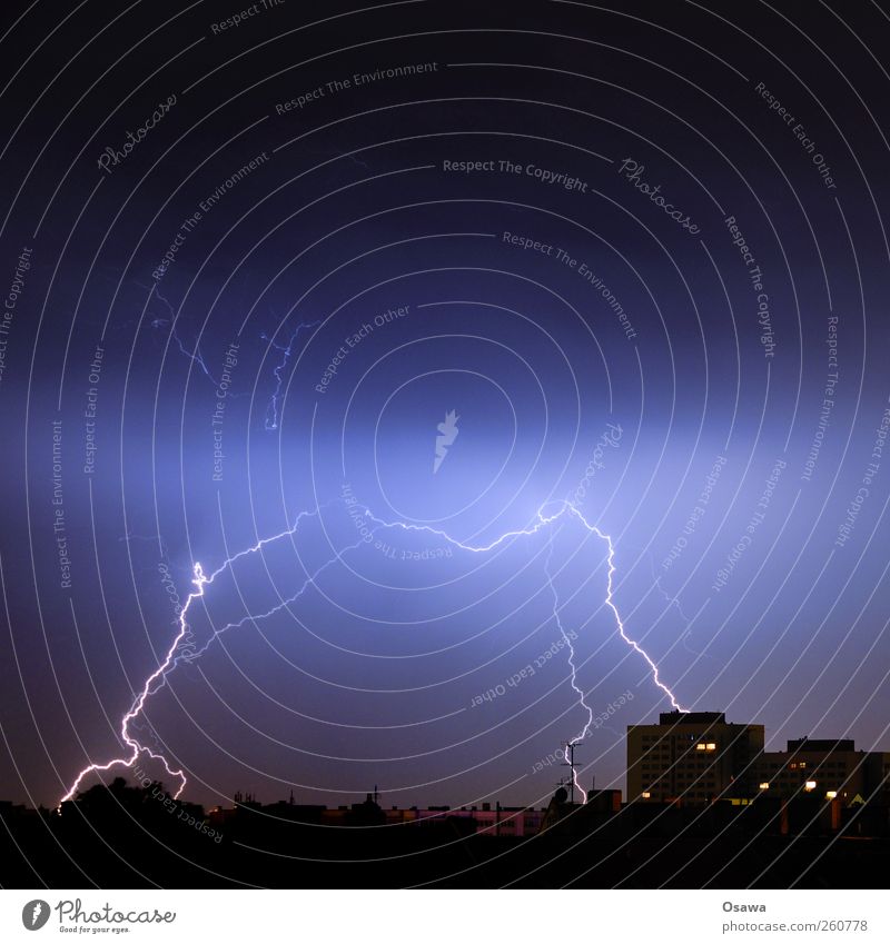 Urbanes Gewitter Blitze Blitzschlag Stadt Silhouette Gebäude Hochhaus Skyline Horizont Himmel Wolken Nordlicht Elektrizität Spannung Langzeitbelichtung Nacht
