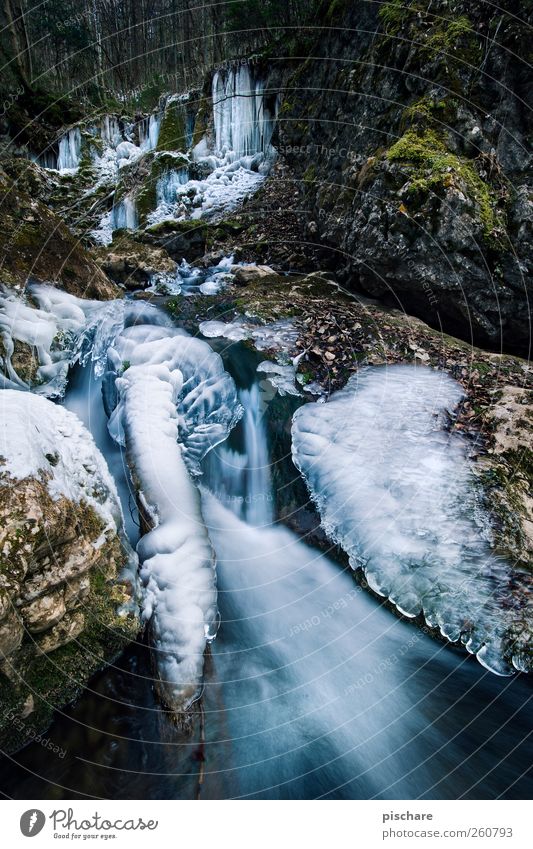 -15° Umwelt Natur Wasser Winter Eis Frost Bach Wasserfall kalt natürlich blau bizarr Farbfoto Außenaufnahme Langzeitbelichtung Bewegungsunschärfe Weitwinkel