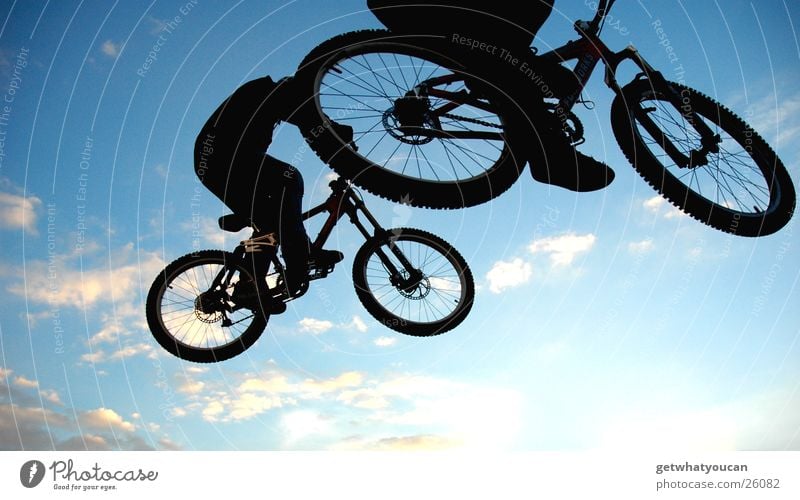 Rad am Kopp Fahrrad springen Trick Stunt Rampe Luft Gegenlicht Wolken schwarz Extremsport Mut Angst fliegen Street Fuß Himmel