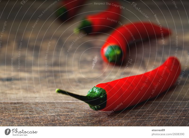 Rote Und Grune Chilischoten Auf Holztisch Ein Lizenzfreies Stock Foto Von Photocase