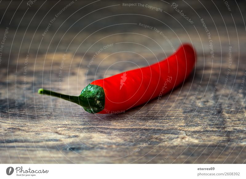 Rote Chilischote auf Holztisch Paprika Pfeffer Peperoni Würzig rot Gemüse Lebensmittel Gesunde Ernährung Foodfotografie Chile Kräuter & Gewürze brennen