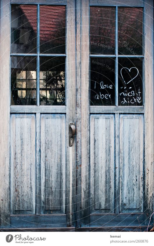 I love... aber nicht dich! Dorf Haus Fenster Tür Fensterscheibe Holztür Werkstatt Zeichen Schriftzeichen Herz alt lustig blau Sympathie Liebe