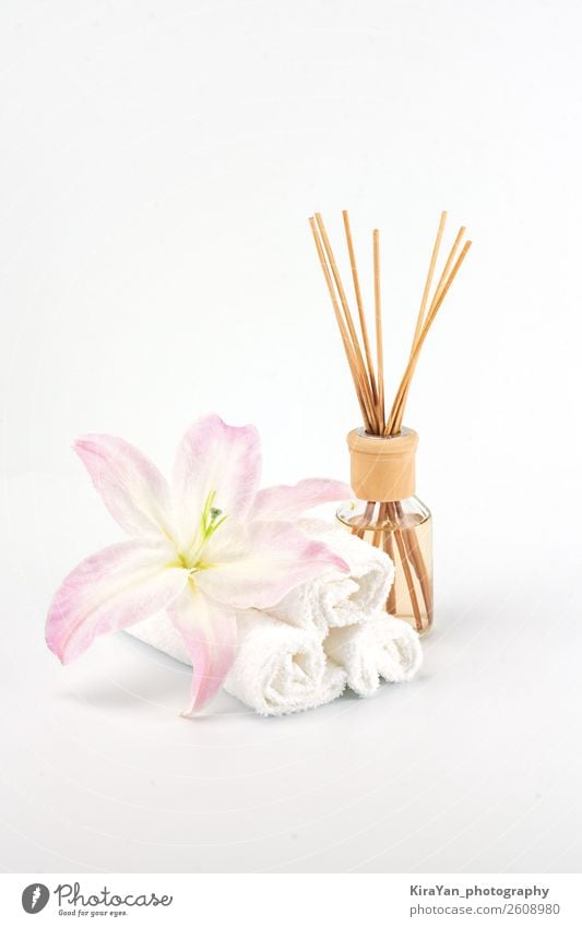 Spa-Dekoration mit rosa Lilie, weißen Handtüchern und Aromaölen Flasche Reichtum schön Körper Haut Kosmetik Behandlung Wellness Erholung Meditation Massage