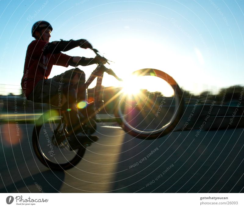Wenns Gegenlicht im Radel bricht Fahrrad Licht Sportpark dunkel Helm Extremsport Himmel Manual hell Sonne Abend Linseneffekt