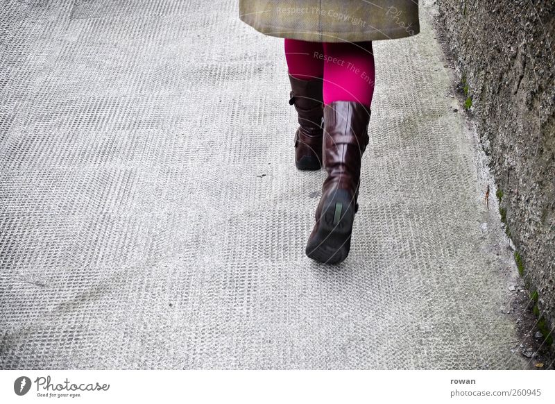 forschen schrittes Stil Mensch feminin Junge Frau Jugendliche grau Spaziergang Bürgersteig Strumpfhose Stiefel rosa violett gehen schreiten Bewegung Fuß Beine