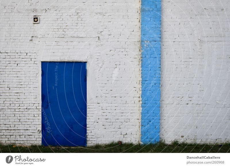 Hintertürchen Haus Gebäude Architektur Mauer Wand Tür lang blau weiß Symmetrie Streifen Backstein geschlossen bemalt Metall außergewöhnlich Farbfoto