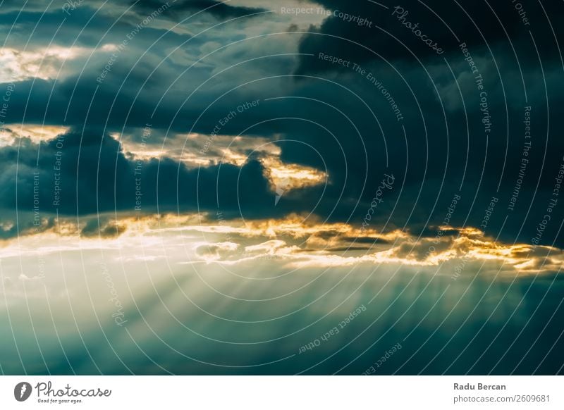 Schöner Sonnenschein strahlt in grauen Wolken nach heftigem Sturm Abenteuer Ferne Freiheit Sommer Umwelt Natur Landschaft Luft Himmel nur Himmel Gewitterwolken