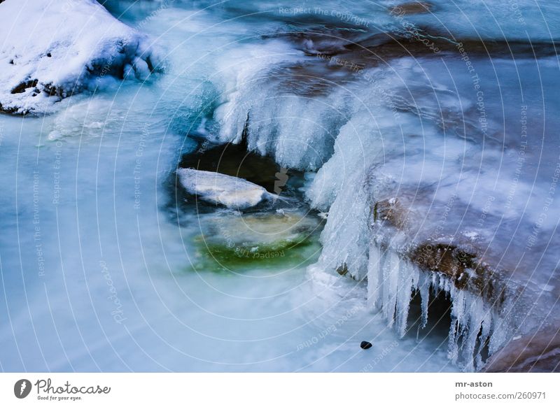 Eisiges Wasser 2 Natur Landschaft Urelemente Winter Frost Schnee Fluss Stein ästhetisch Flüssigkeit kalt blau grün schwarz weiß Coolness Tod Trägheit Abenteuer