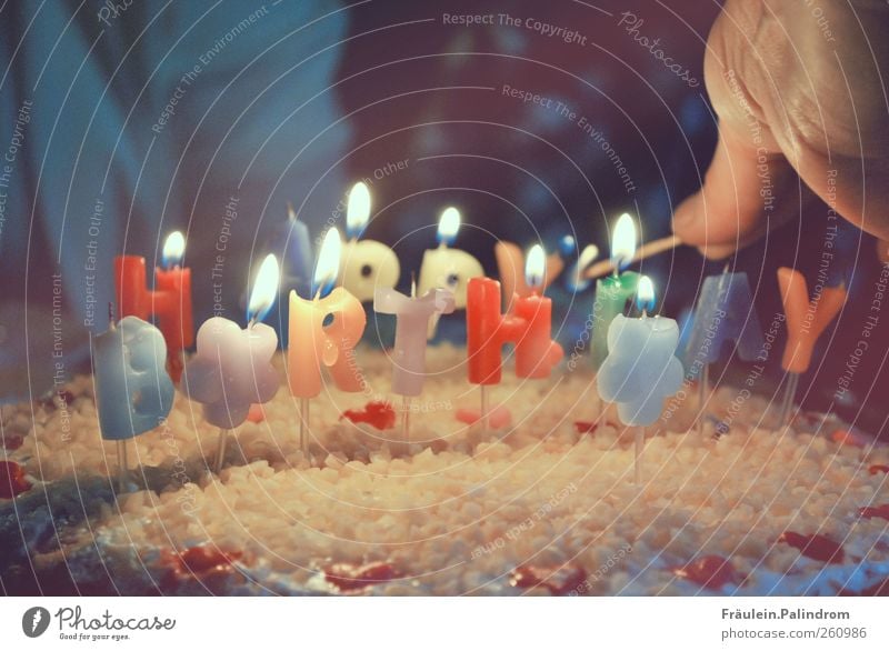 Happy Birthday Kerzen Kuchen Hand Finger lecker Freude Glück Fröhlichkeit Lebensfreude Zusammensein Geburtstag Geburtstagstorte Glückwünsche anzünden