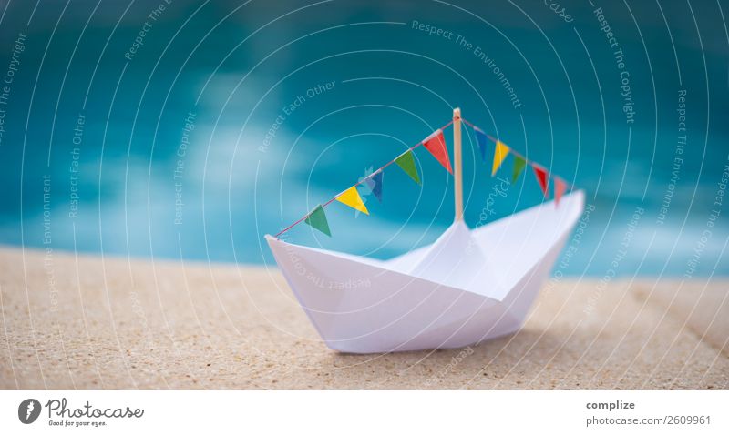 Papierschiff mit Party-Wimpelkette am Wasser Freude Gesundheit Leben Ferne Freiheit Kreuzfahrt Sommer Sommerurlaub Sonne Strand Meer Entertainment Veranstaltung