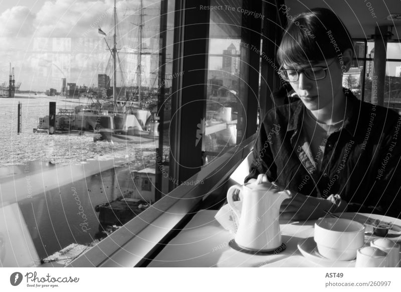 Fernweh Kaffeetrinken Tasse Tisch Frau Erwachsene 1 Mensch 18-30 Jahre Jugendliche Hamburg Hafenstadt Sehenswürdigkeit sitzen Erholung Ferien & Urlaub & Reisen