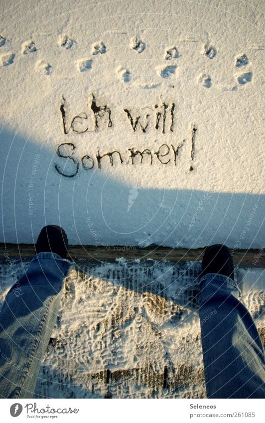 Jetzt. Sommer Winter Schnee Winterurlaub Mensch Beine Fuß 1 Umwelt Natur Wetter Eis Frost Jeanshose Schuhe Fährte Schriftzeichen schreiben stehen kalt Farbfoto