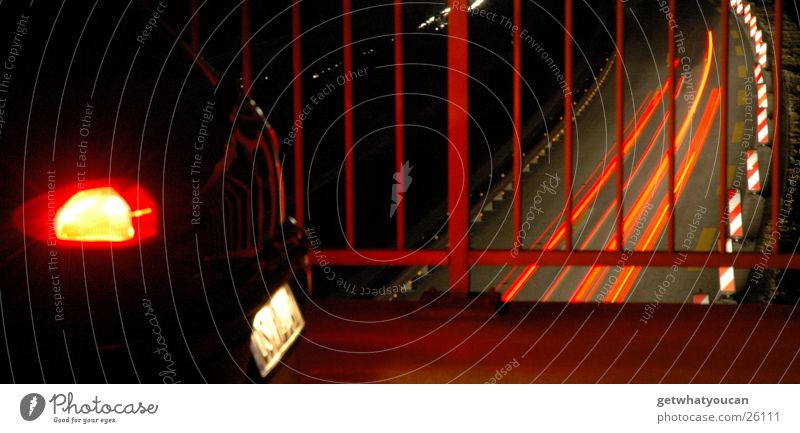 Kreuz und Quer das Lichtermeer Teil3 Autobahn dunkel rot weiß Nacht Ecke Langzeitbelichtung Geschwindigkeit Heck Nummernschild Verkehr PKW Geländer Angelköder