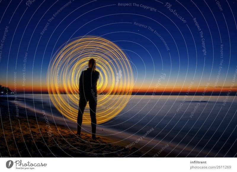 Lichtspiele am Strand Meer 1 Mensch Linie Streifen Bewegung drehen leuchten stehen rund blau gelb schwarz ästhetisch Horizont Kreativität Kunst Surrealismus