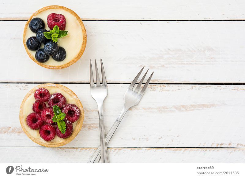 Köstliche Törtchen mit Himbeeren und Heidelbeeren Blaubeeren Frucht Dessert Lebensmittel Gesunde Ernährung Foodfotografie lecker Sahne Creme Vanillepudding