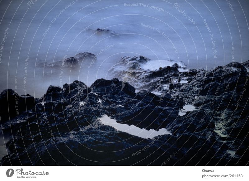 Felsen Küste Wasser Wellen Nebel Dunst steil dunkel See Meer Reflexion & Spiegelung Insel Formation Surrealismus Langzeitbelichtung Außenaufnahme