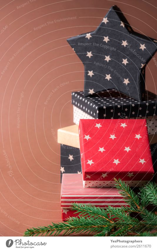 Sternenförmiges Geschenk auf einem Haufen bunter Geschenke Dekoration & Verzierung Feste & Feiern Weihnachten & Advent Geburtstag außergewöhnlich rot schwarz