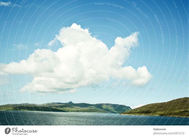 [Skye 03] Riesenwolke Umwelt Natur Landschaft Urelemente Himmel Wolken Gras Hügel Seeufer Isle of Skye Schottland frei natürlich wild blau grün weiß Farbfoto