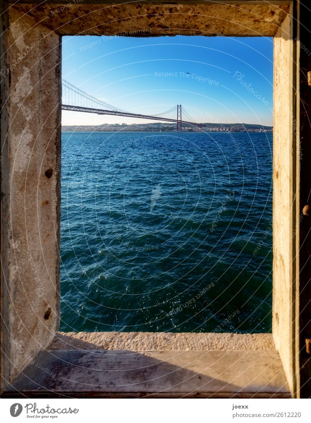 Blick durch Fenster auf Brücke Ponte Vasco da Gama über den Tajo bei Lissabon Schönes Wetter Sehenswürdigkeit Tejo-Brücke schön blau Farbfoto mehrfarbig