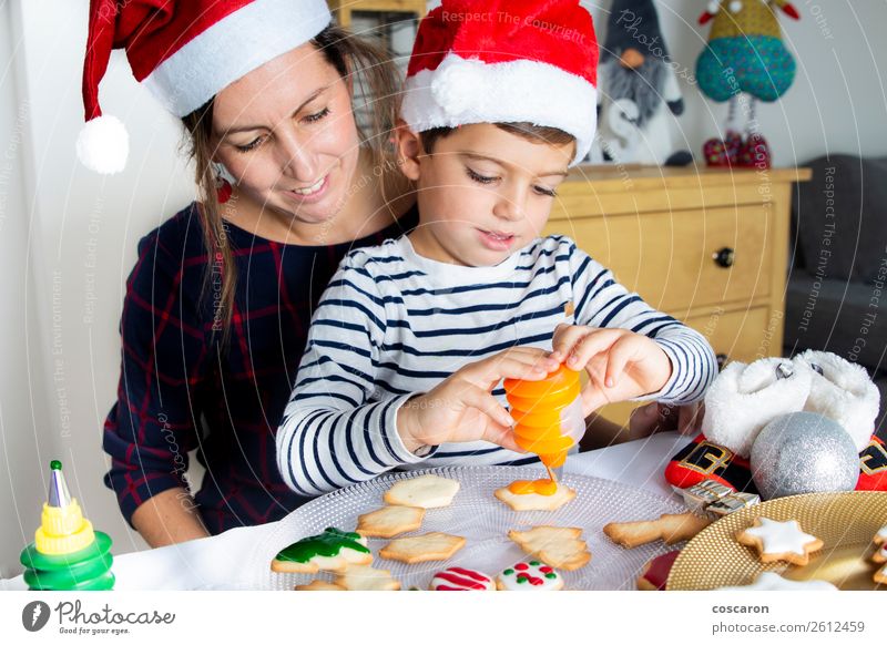 Mutter und Sohn dekorieren Weihnachtsgebäck zu Hause Lebensmittel Kuchen Dessert Süßwaren Lifestyle Freude Glück schön Winter Dekoration & Verzierung Küche