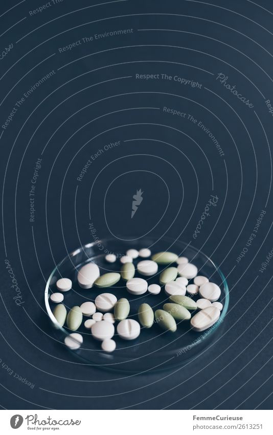 Medication in a transparent dish on a blue-colored surface Wissenschaften Fortschritt Zukunft Gesundheit Tablette Medikament Heilung blau Petrischale