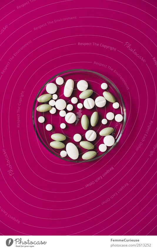 Medication in a transparent dish on a pink-colored surface Wissenschaften Fortschritt Zukunft Gesundheit Tablette Medikament Behandlung Heilung rosa Petrischale