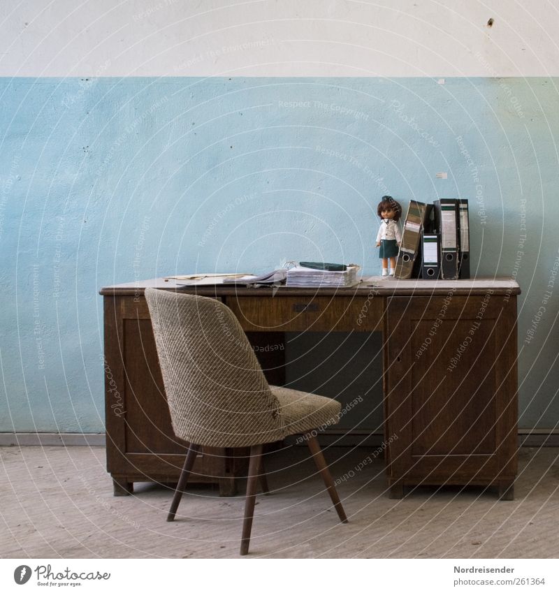 Retrospektive Lifestyle Design Innenarchitektur Dekoration & Verzierung Möbel Sessel Stuhl Tisch Raum Büroarbeit Arbeitsplatz Aktenordner Puppe authentisch blau