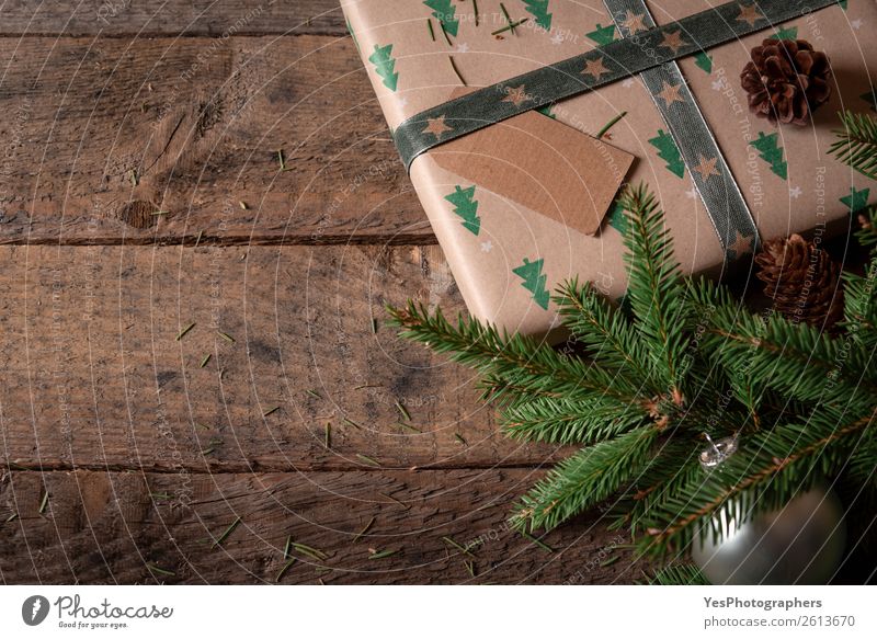 Weihnachtsgeschenk und Tannenzweige Dekoration & Verzierung Weihnachten & Advent Tradition Weihnachtskugeln Frohe Weihnachten obere Ansicht Hintergrund
