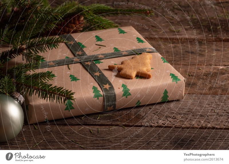 Weihnachtsbaum-Keks auf einem Geschenk Dessert Dekoration & Verzierung Feste & Feiern Weihnachten & Advent Silvester u. Neujahr Tradition Weihnachtskugeln