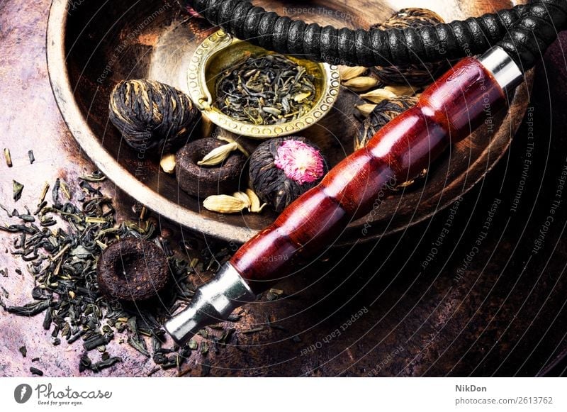 Wasserpfeife mit Aromatee Wasserpfeifenrauch shisha Tee Rauchen Tabak nargile Nikotin Osten Erholung Frucht arabisch Mundstück Röhren duftig Zeitvertreib