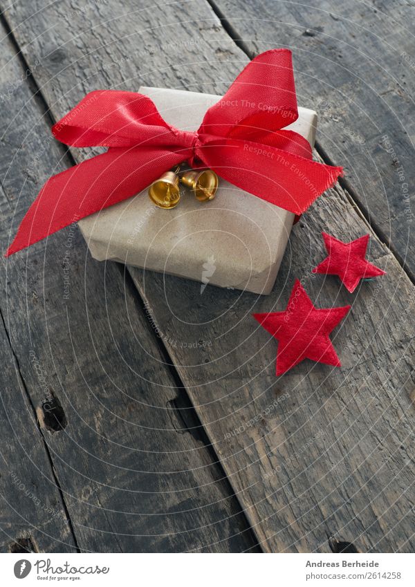 Geschenk mit roter Schleife Stil Winter Dekoration & Verzierung Weihnachten & Advent Verpackung Paket Vorfreude Freude Liebe Tradition holiday merry red ribbon